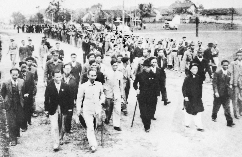 Nhân dân Hà Nội đón mừng Chủ tịch Hồ Chí Minh và các vị được giới thiệu ứng cử Đại biểu Quốc hội. Hà Nội, ngày 5-1-1946. Nguồn: Bảo tàng Hồ Chí Minh
