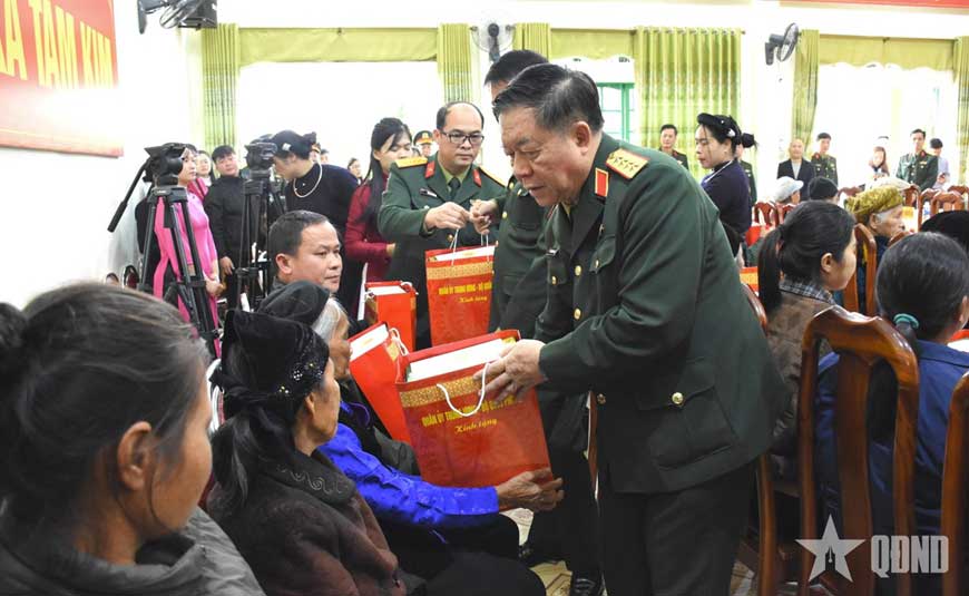 Đại tướng Nguyễn Trọng Nghĩa trao quà tặng các gia đình chính sách, người có công trên địa bàn tỉnh Cao Bằng. Ảnh: Anh Minh