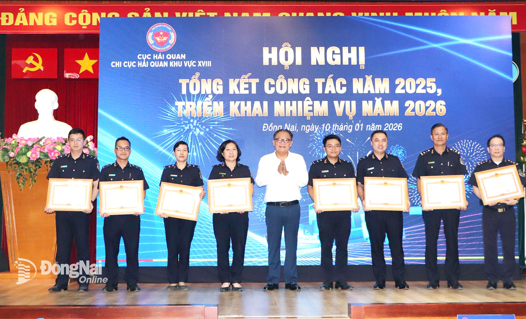 Nguyen Kim Long, Member of the Provincial Party Standing Committee and Standing Vice Chairman of the Dong Nai provincial People’s Committee, presents certificates of merit from the Prime Minister to outstanding collectives and individuals. Photo: Ngoc Lien