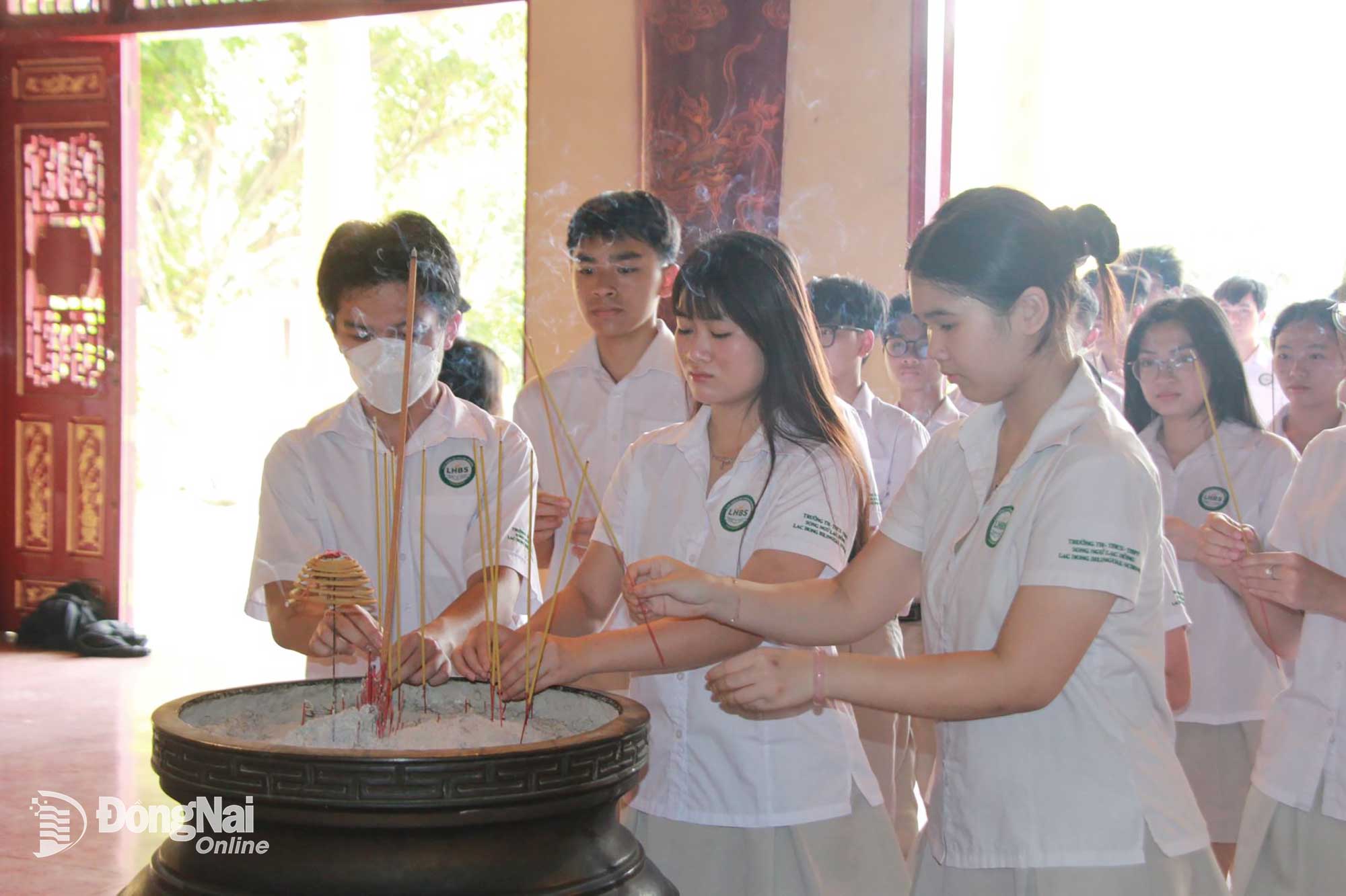 Học sinh Trường song ngữ Lạc Hồng tham quan, dâng hương, tìm hiểu tại Khu di tích Văn miếu Trấn Biên. Ảnh: Nga Sơn
