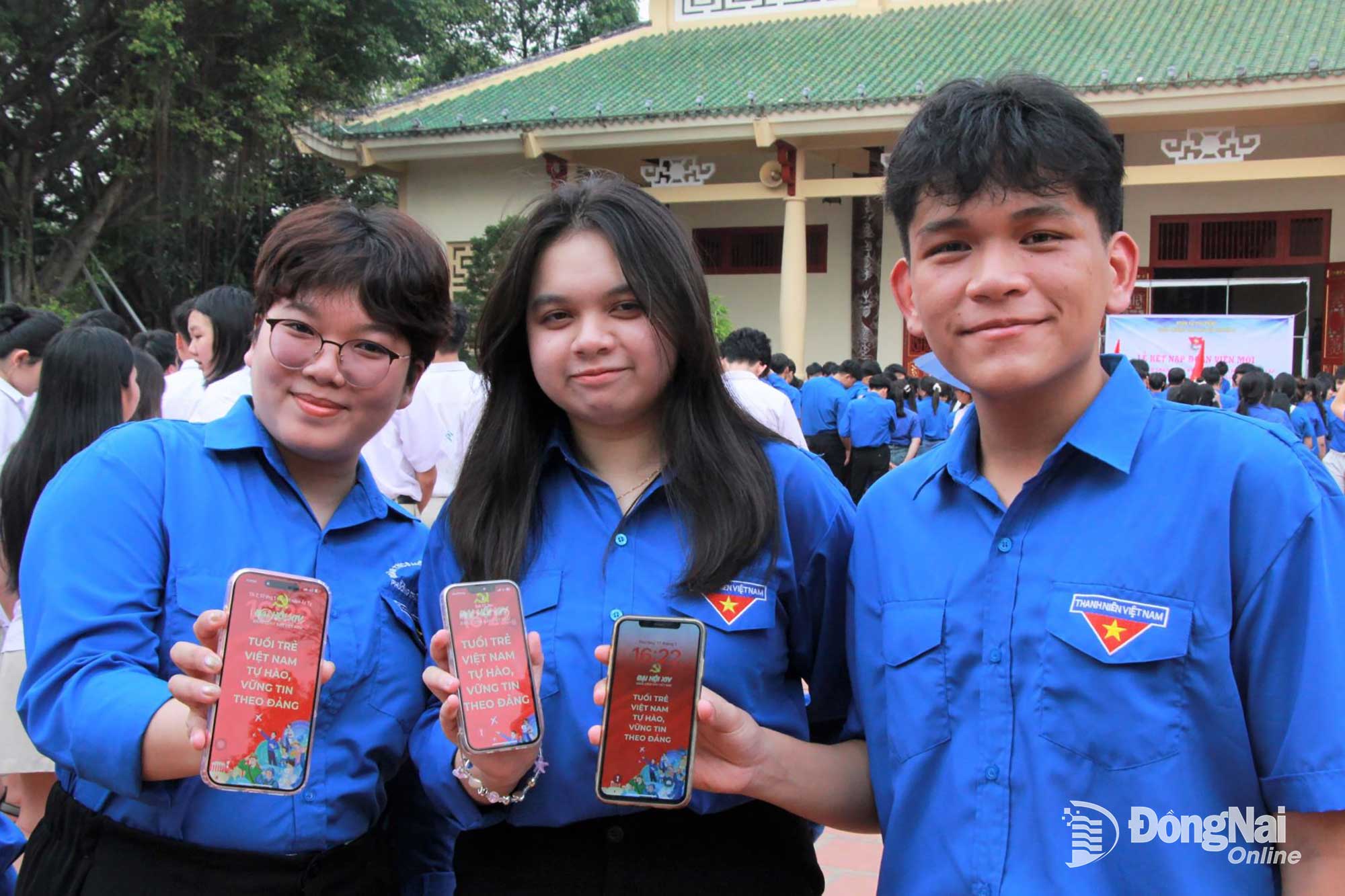 Đoàn viên, thanh niên phường Trấn Biên cùng đổi hình nền điện thoại thể hiện niềm tự hào, vững tin vào Đảng trước thềm Đại hội XIV của Đảng. Ảnh: Nga Sơn
