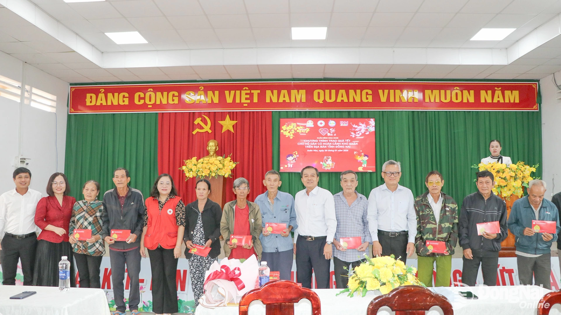 Đại diện Hội Chữ thập đỏ tỉnh Đồng Nai; Công ty TNHH MTV Xổ số kiến thiết và Dịch vụ tổng hợp Đồng Nai; Báo và Phát thanh, Truyền hình Đồng Nai trao quà cho người dân tại xã Xuân Hòa. Ảnh: Tố Tâm
