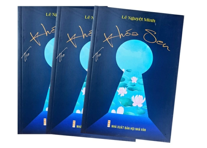 Khóa sen: Thơ là yêu và tận hiến