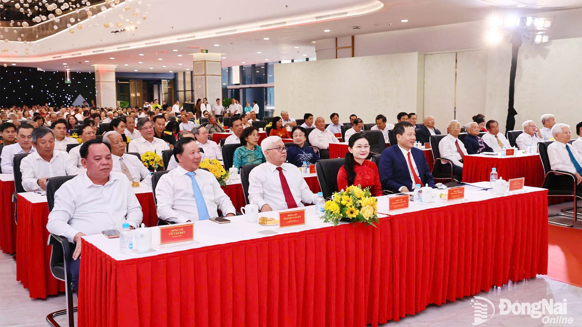 Các đồng chí lãnh đạo tỉnh và đại biểu tham dự buổi họp mặt. Ảnh: Công Nghĩa