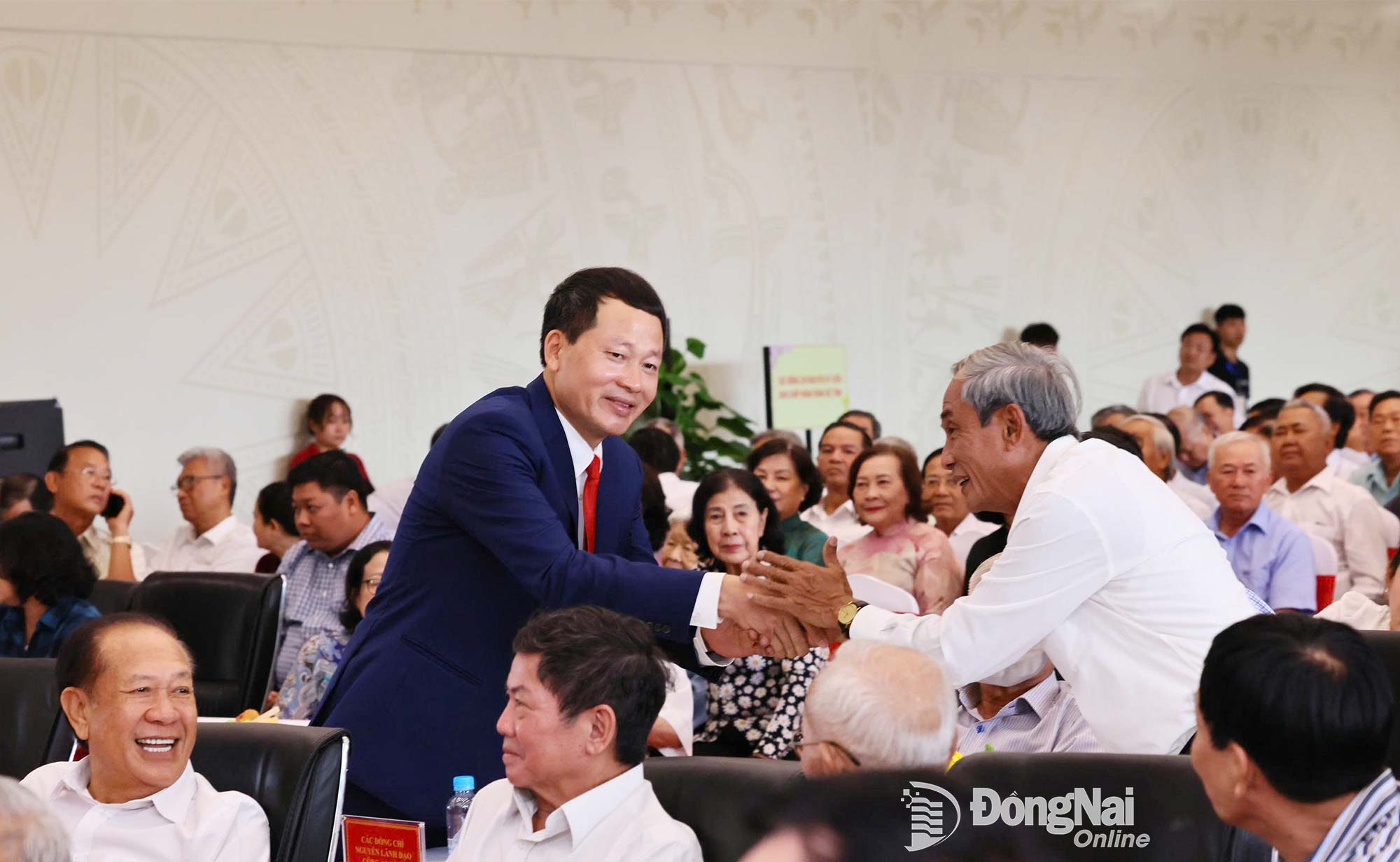 Đồng chí Vũ Hồng Văn, Ủy viên Trung ương Đảng, Bí thư Tỉnh ủy, Trưởng đoàn Đại biểu Quốc hội tỉnh Đồng Nai vui mừng gặp gỡ các đại biểu về dự họp mặt. Ảnh: Công Nghĩa