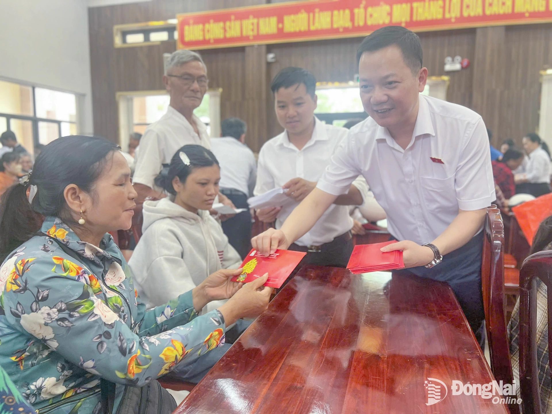 Ông Trịnh Xuân An, Ủy viên Thường trực Ủy ban Quốc phòng và An ninh của Quốc hội khóa XV, thuộc Đoàn đại biểu Quốc hội tỉnh Đồng Nai trao quà cho người dân tại xã Cẩm Mỹ. Ảnh: Tố Tâm