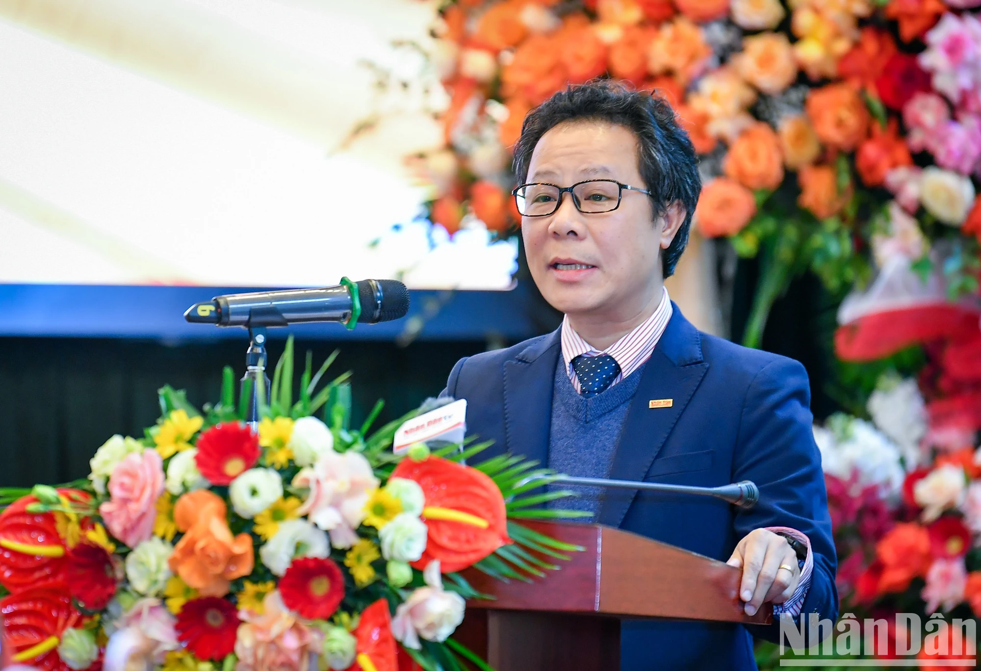 Đồng chí Vũ Mai Hoàng, Trưởng Ban Nhân Dân cuối tuần trình bày về chặng đường phát triển của báo Nhân Dân cuối tuần tại lễ kỷ niệm.