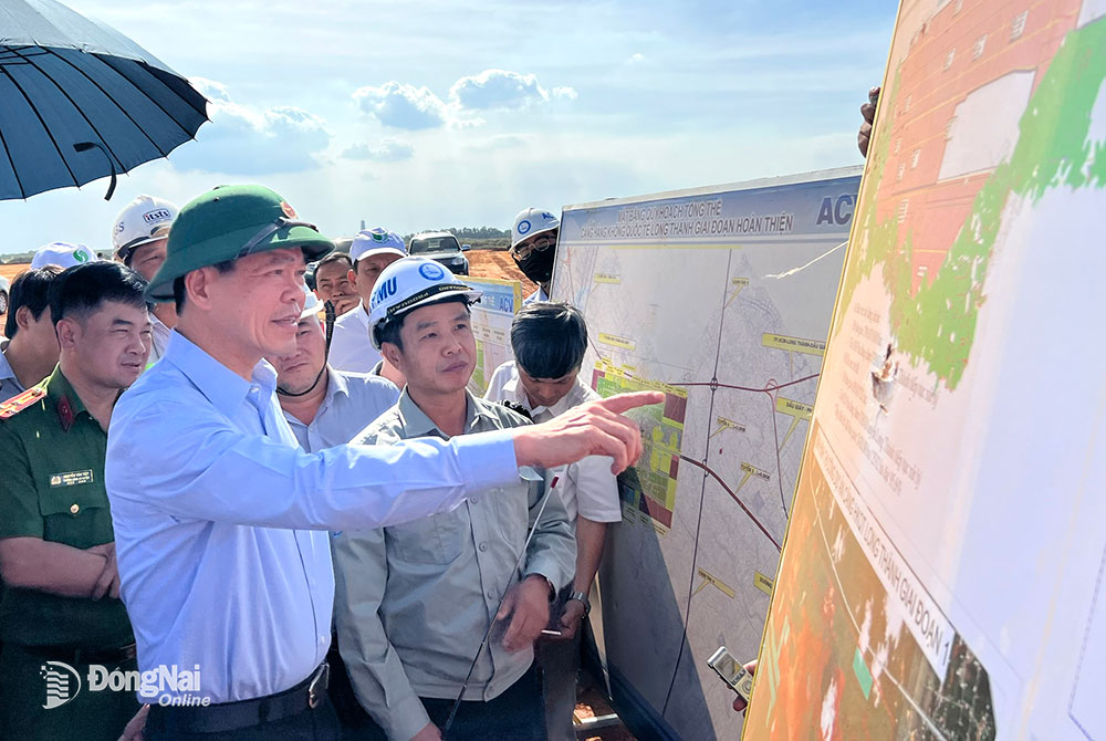 Ủy viên Trung ương Đảng, Bí thư Tỉnh ủy Nguyễn Hồng Lĩnh đi kiểm tra tiến độ dự án Cảng hàng không quốc tế Long Thành cuối năm 2022 Ảnh: Hoàng Lộc