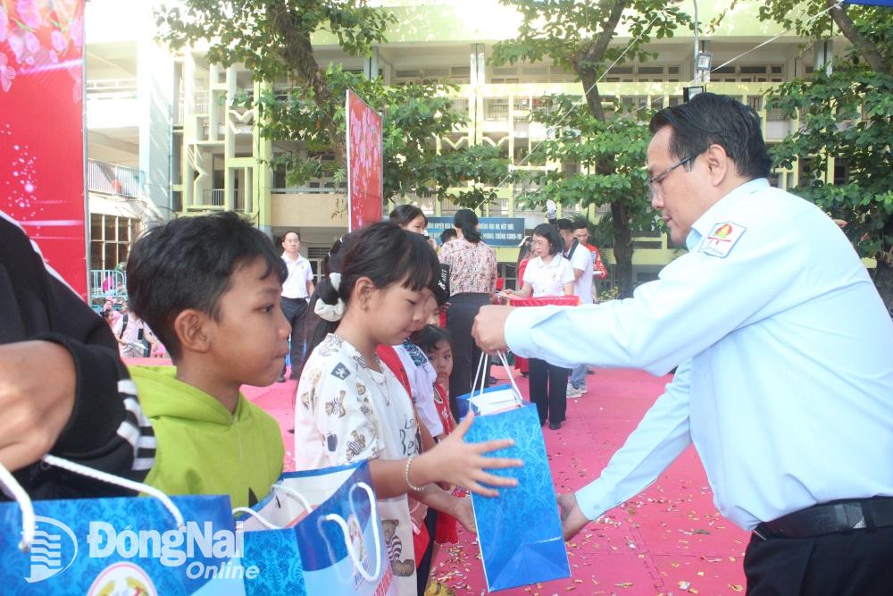 Phó giám đốc Nhà thiếu nhi tỉnh Trương Hải Thi trao quà cho thiếu nhi có hoàn cảnh khó khăn