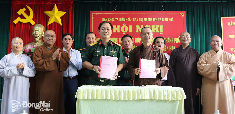 Đại diện Ban Trị sự Giáo hội Phật giáo Việt Nam TP.Biên Hòa và Ban Chỉ huy quân sự TP.Biên Hòa ký kết chương trình phối hợp hoạt động giai đoạn 2024-2029. Ảnh: S.Thao