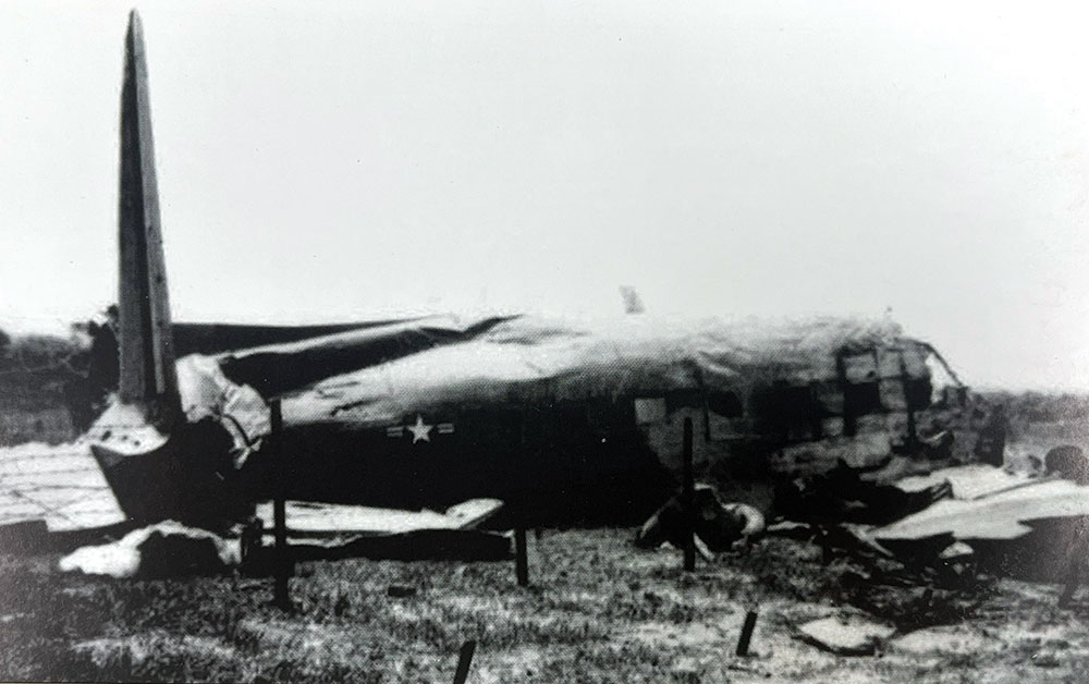 Cảnh đổ nát ở sân bay Biên Hòa sau trận tiến công ngày 31-10-1964
