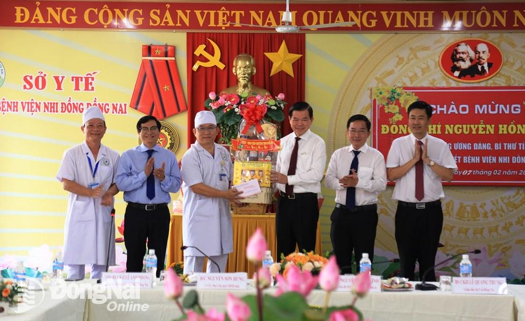 Bí thư Tỉnh ủy cùng lãnh đạo tỉnh tặng quà chúc mừng năm mới cán bộ, y bác sĩ và nhân viên Bệnh viện nhi Đồng Nai