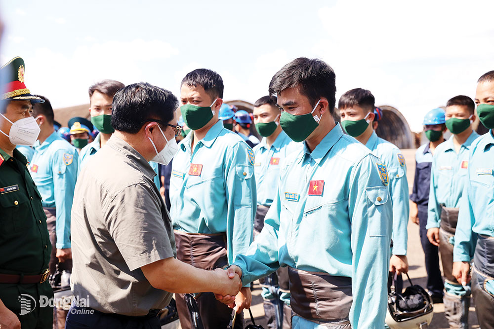 Thủ tướng Phạm Minh Chính thăm hỏi sĩ quan, phi công Trung đoàn 935 tại sân bay Biên Hòa   Ảnh: Huy Anh