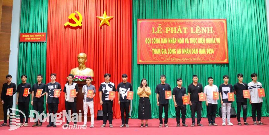 Chủ tịch Hội đồng NVQS H.Nhơn Trạch Nguyễn Thị Giang Hương trao quyết định cho thanh niên chuẩn bị nhập ngũ- Ảnh ĐVCC