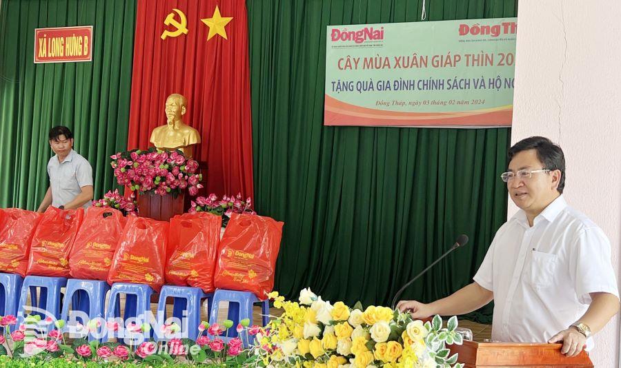 Tổng Biên tập Báo Đồng Nai Đào Văn Tuấn phát biểu trong buổi lễ tặng quà