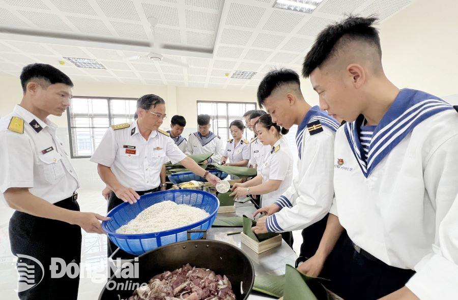 Thủ trưởng Trung tâm Huấn luyện Vùng 2 Hải quân tham gia gói bánh chưng cùng cán bộ chiến sĩ