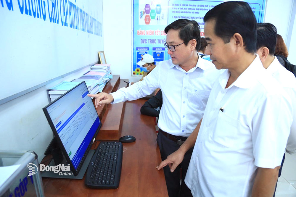 Ủy viên Ban TVTU, Chủ tịch HĐND tỉnh Thái Bảo (phải) tham quan mô hình chuyển đổi số trong cải cách hành chính của UBND H.Xuân Lộc