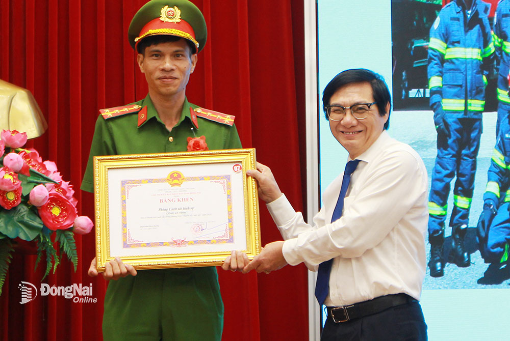 Phó chủ tịch UBND tỉnh Nguyễn Sơn Hùng trao bằng khen của UBND tỉnh cho Đội Chữa cháy và cứu nạn, cứu hộ khu vực Nhơn Trạch