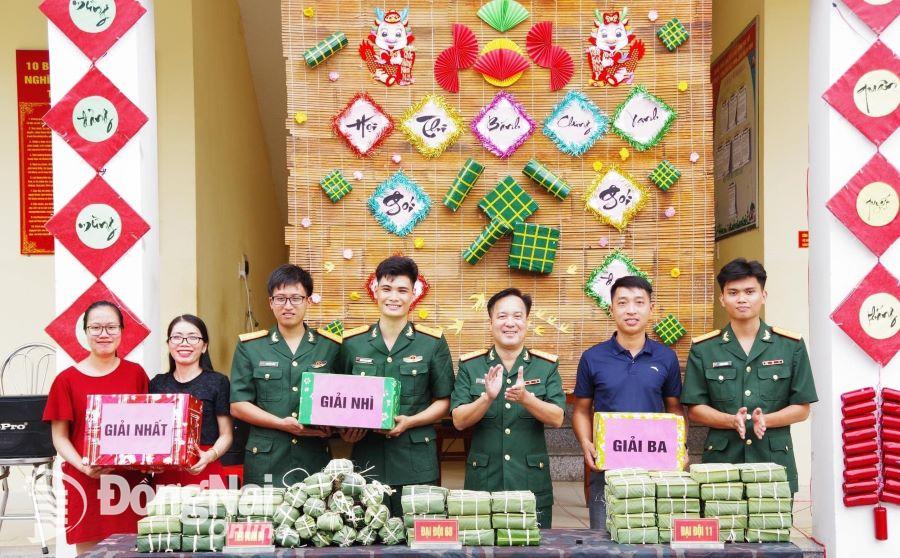 Đại tá Vũ Trọng Phong, Lữ đoàn trưởng Lữ đoàn 87 trao giải gói bánh chưng xanh, ấm tình đồng đội cho các đơn vị tham gia- Ảnh ĐVCC