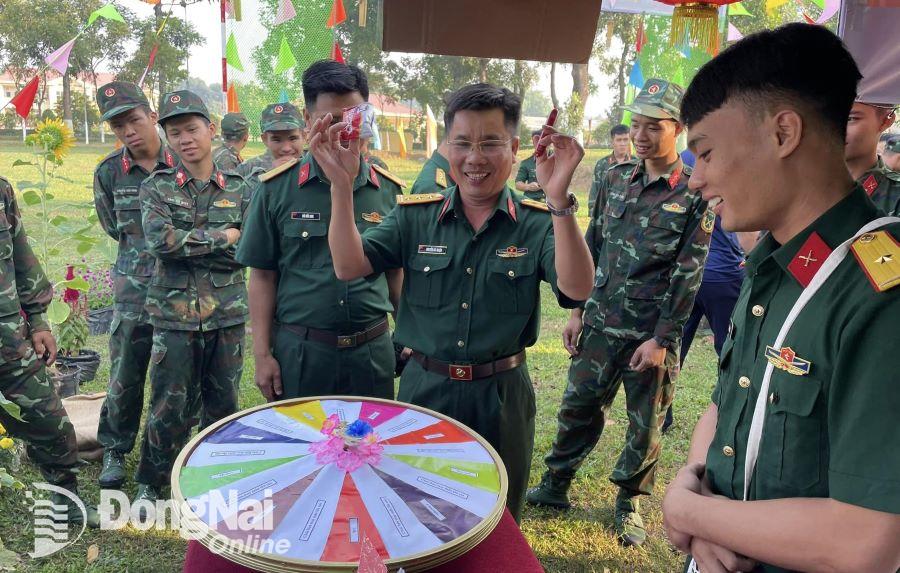 Trò chơi “Chiếc nón kỳ diệu” của cán bộ chiến sĩ Lữ đoàn 75, Quân khu 7, đóng tại TP.Biên Hòa- Ảnh ĐVCC