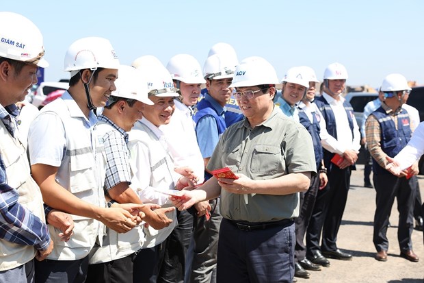 PM Pham Minh Chinh visits the personnel working for the Long Thanh International Airport project on February 13.
