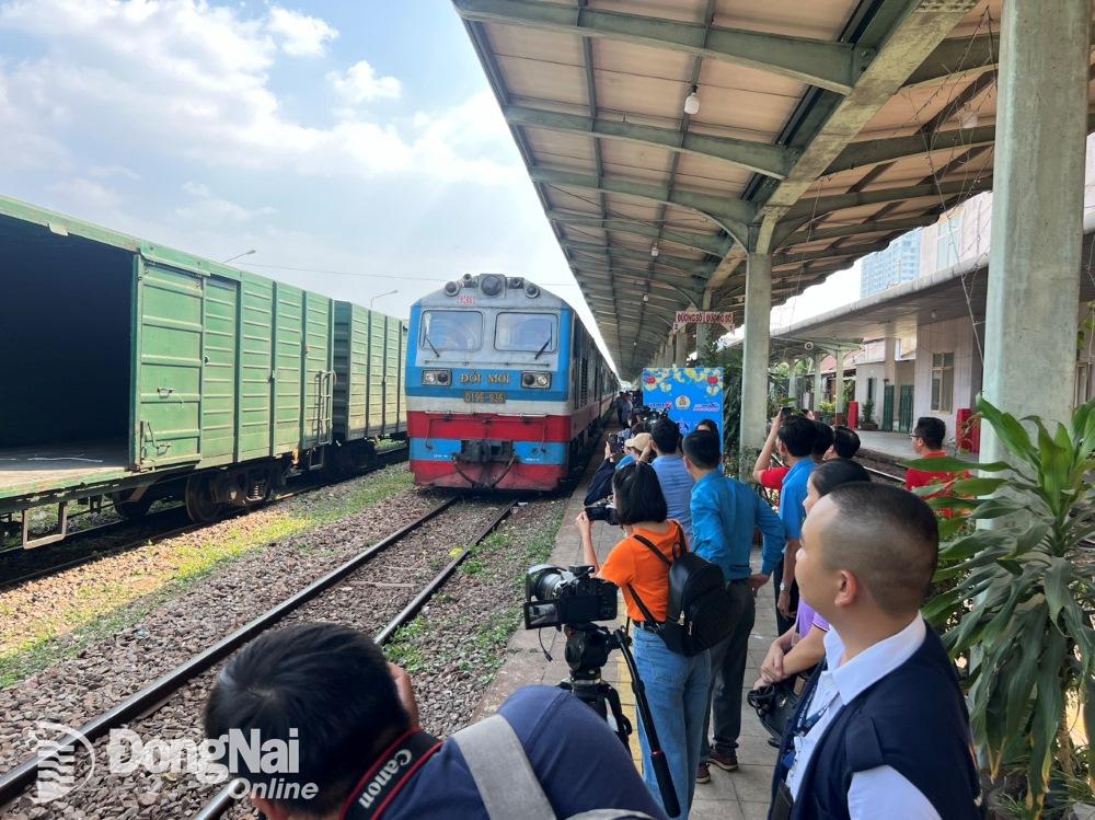 Chuyến tàu đưa công nhân lao động, thân nhân người lao động về quê đón Tết khởi hành tại ga Biên Hòa chiều 6-2 (Ảnh: ĐVCC)