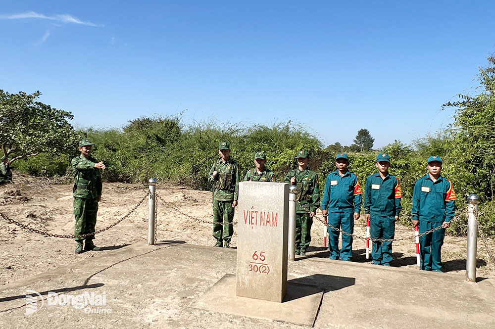 Lực lượng chốt dân quân xã Thanh Hòa (H.Bù Đốp, tỉnh Bình Phước) phối hợp với bộ đội biên phòng bảo vệ vững chắc từng cột mốc chủ quyền