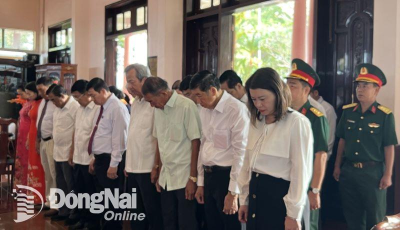 Các đại biểu dành phút mặc niệm và thắp hương viếng anh linh Chủ tịch Hồ Chí Minh, các liệt sĩ