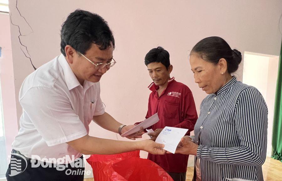 Tổng Biên tập Báo Đồng Nai Đào Văn Tuấn tặng quà cho người dân tại xã Long Hưng B
