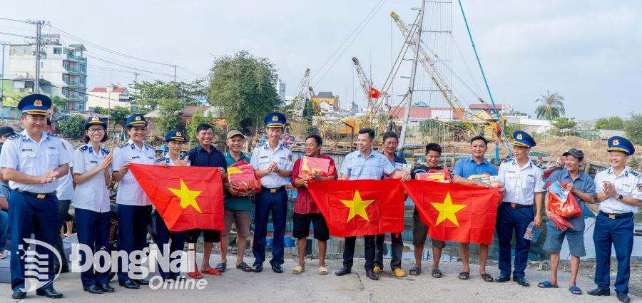 Vùng Cảnh sát biển 3 tặng quà tết và cờ Tổ quốc cho ngư dân