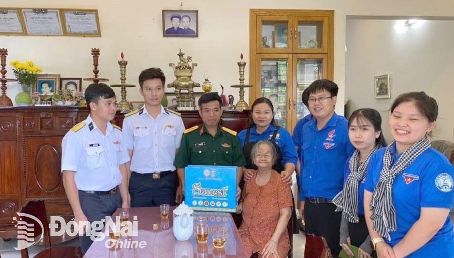 Các đơn vị lực lượng vũ trang Khối thi đua số 4 tỉnh Đồng Nai và đơn vị kết nghĩa thăm, tặng quà gia đình chính sách tại H.Nhơn Trạch