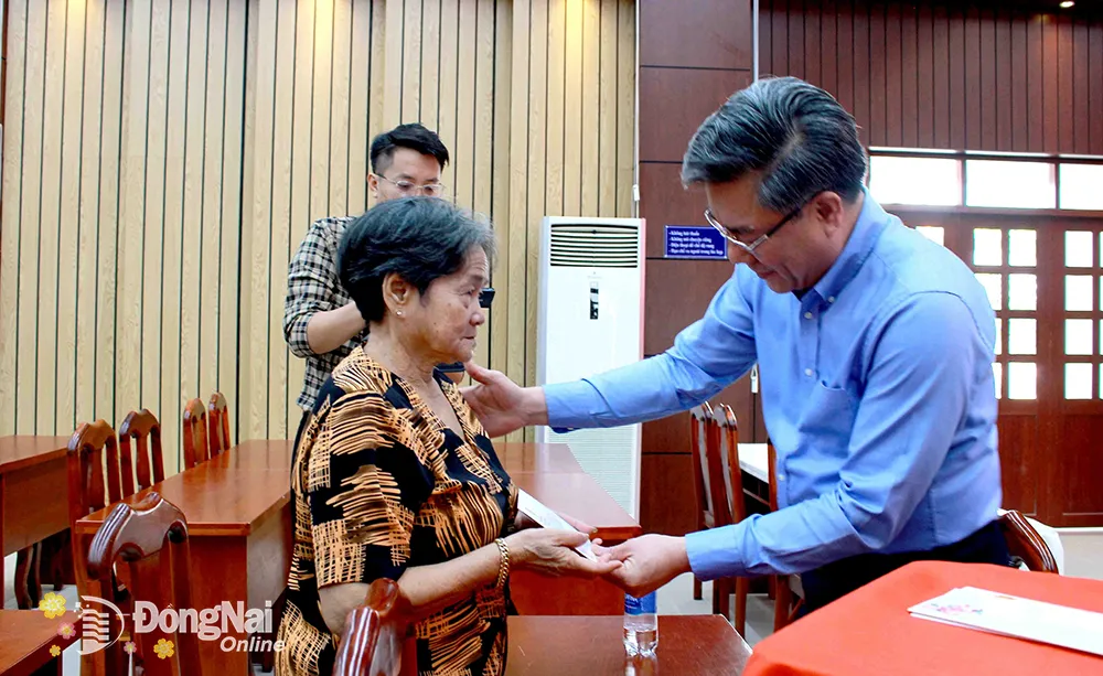 Bí thư Huyện ủy Long Thành Dương Minh Dũng tặng quà cho gia đình chính sách trên địa bàn huyện