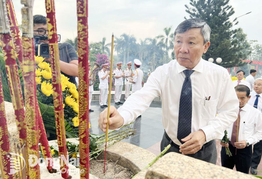 Phó bí thư thường trực Tỉnh ủy Hồ Thanh Sơn dâng hương viếng các mộ liệt sĩ