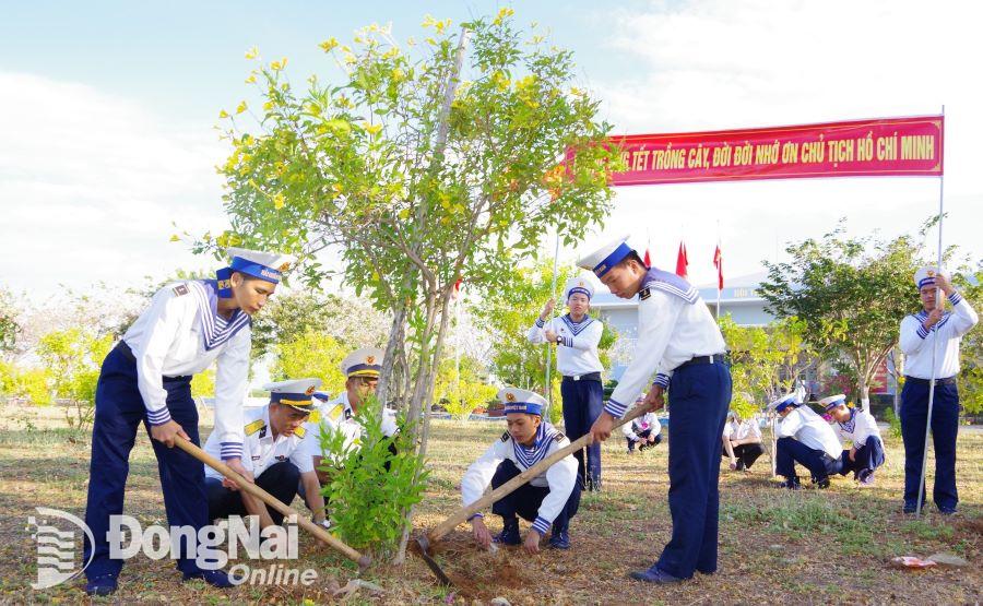 Cán bộ, chiến sĩ tích cực hưởng ứng lễ phát động trồng, chăm sóc cây xanh- Ảnh Chí Cường