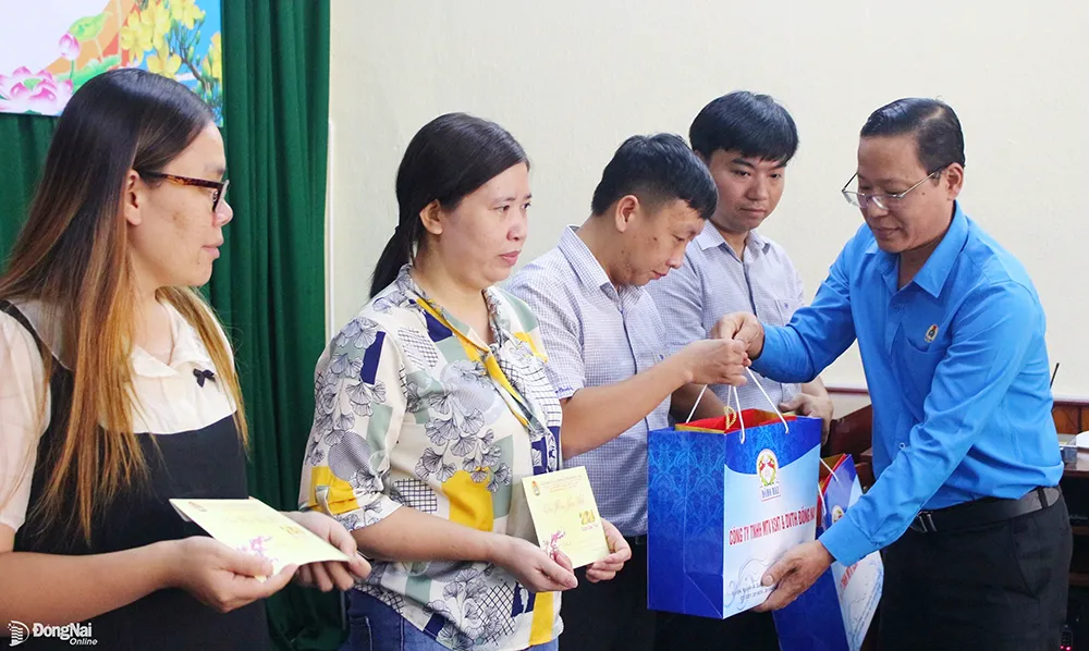 Chủ tịch Công đoàn Viên chức tỉnh Phạm Văn Chiến trao quà cho người lao động khó khăn