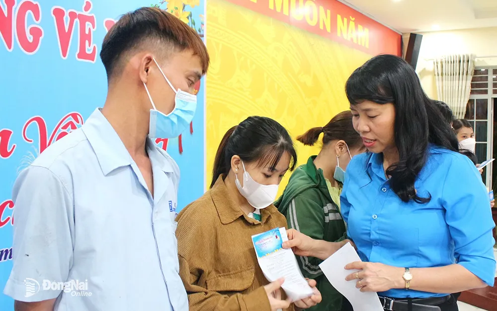 Chủ tịch LĐLĐ H.Trảng Bom Trần Thị Hồng Thảo tặng vé xe cho công nhân