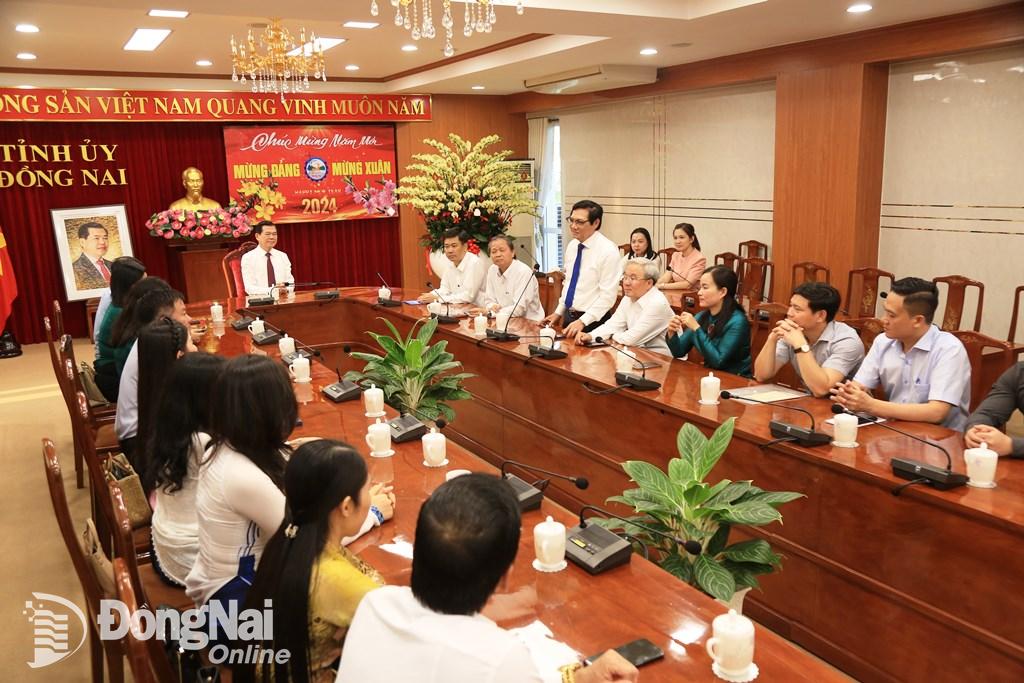 Phó chủ tịch UBND tỉnh Nguyễn Sơn Hùng phát biểu chúc mừng năm mới các đơn vị