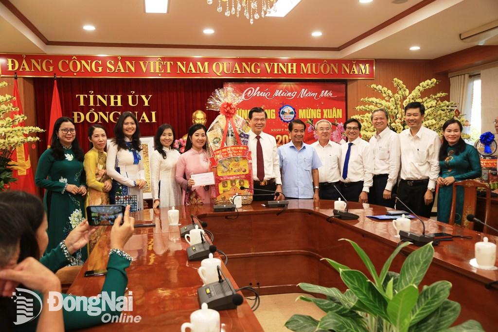 Lãnh đạo tỉnh tặng quà tết cho Nhà hát nghệ thuật Đồng Nai