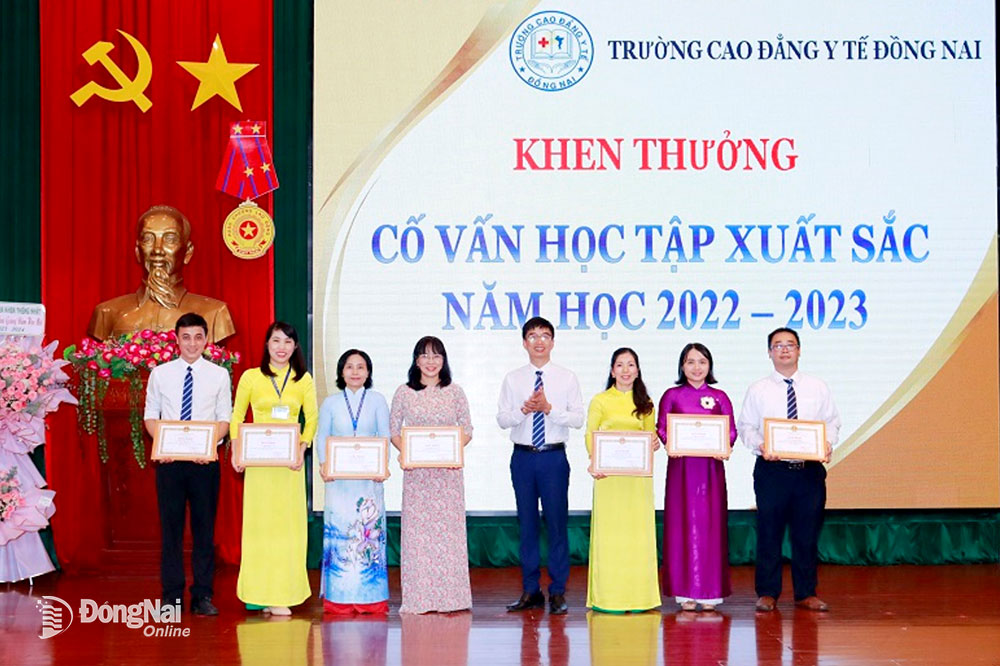 TS Nguyễn Hồng Quang, Hiệu trưởng Trường cao đẳng Y tế Đồng Nai tặng giấy khen cho các giáo viên đạt thành tích xuất sắc