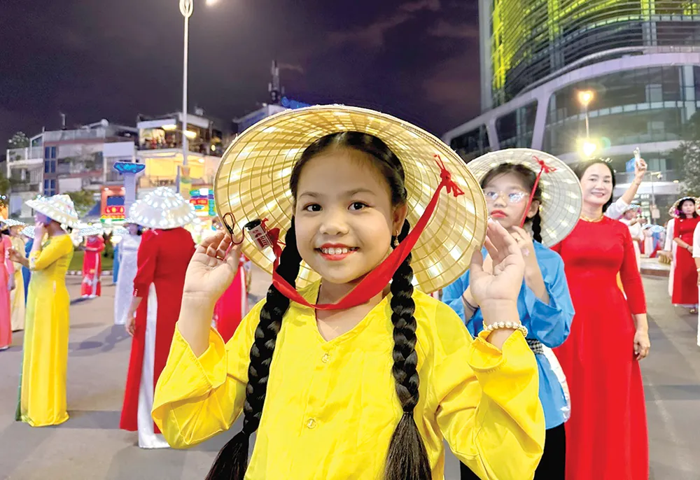 Các em thiếu nhi hòa mình vào không khí lễ hội 325 năm Biên Hòa - Đồng Nai