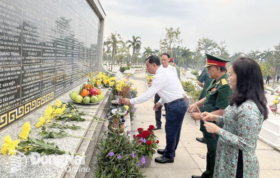 Ủy viên Ban TVTU, Quyền Chủ tịch UBND tỉnh Võ Tấn Đức và các đại biểu thắp hương mộ tập thể liệt sĩ tại Nghĩa trang liệt sĩ tỉnh

