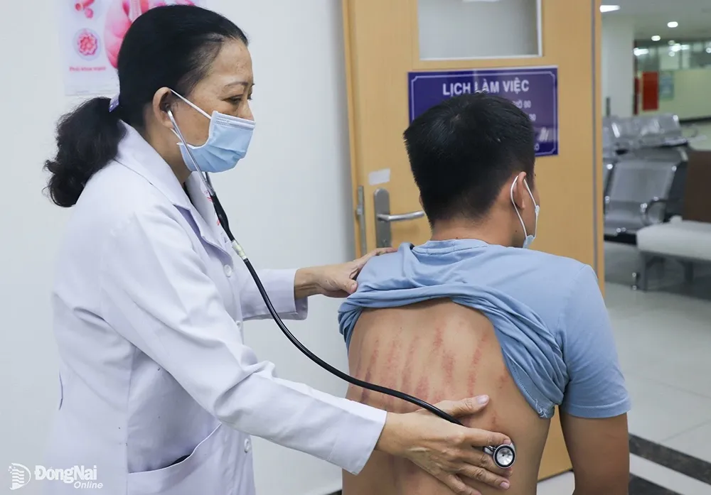Bác sĩ Bệnh viện đại học Y dược Shing Mark khám bệnh cho một bệnh nhân mắc bệnh đường hô hấp