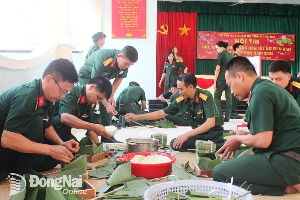 Cán bộ, chiến sĩ Bộ CHQS tỉnh tham gia hội thi gói bánh chưng