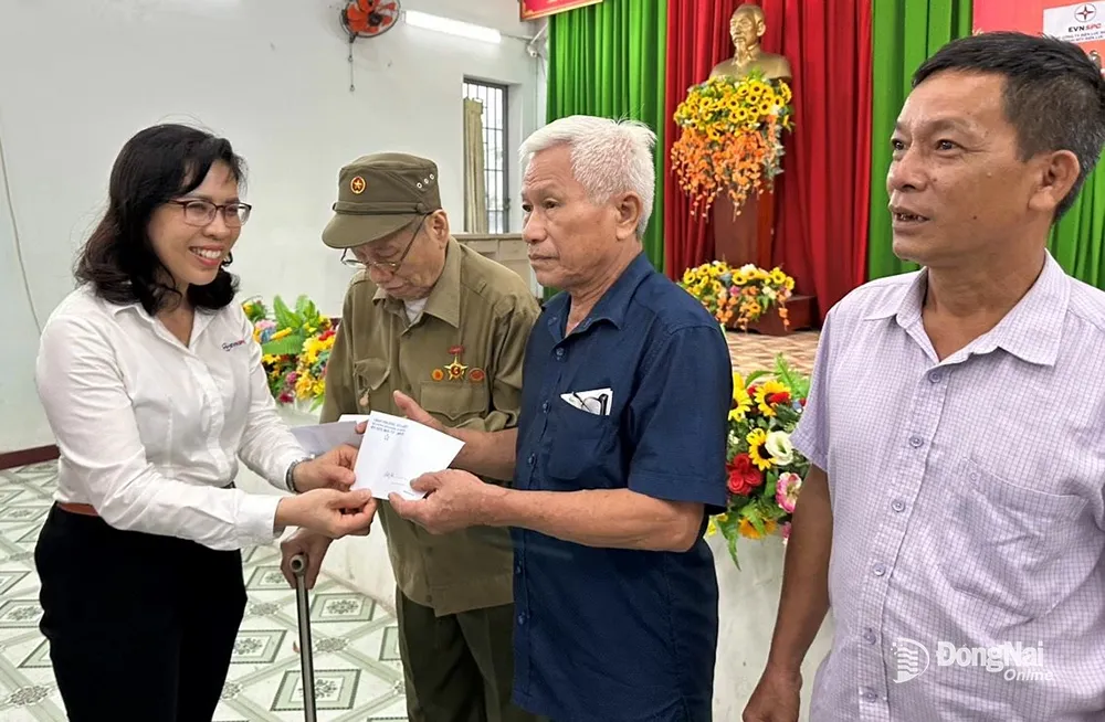 Đại diện Điện lực Đồng Nai trao quà tết người dân tại P. Tân Hiệp