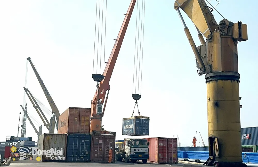 Hàng hóa được đưa lên xà lan để vận chuyển đến Cảng Cái Mép