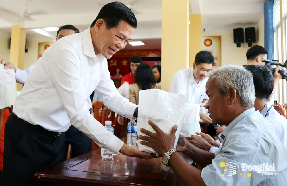 Bí thư Tỉnh ủy Nguyễn Hồng Lĩnh tặng quà tết cho người đang được chăm sóc tại Trung tâm Công tác xã hội tỉnh 