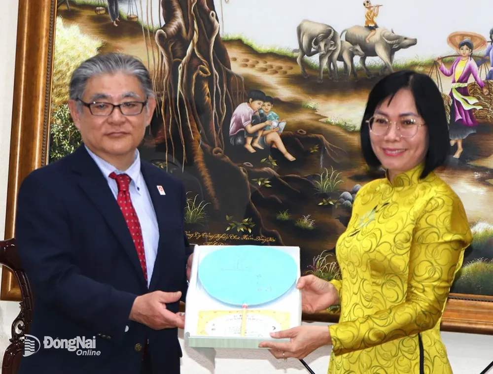 Đại diện vùng Kansai tặng quà cho Phó chủ tịch UBND tỉnh Nguyễn Thị Hoàng