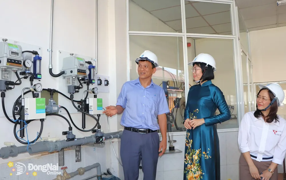Phó chủ tịch UBND tỉnh tham quan khu vực kiểm soát chất lượng nước tự động tại Nhà máy của Công ty CP Sonadezi