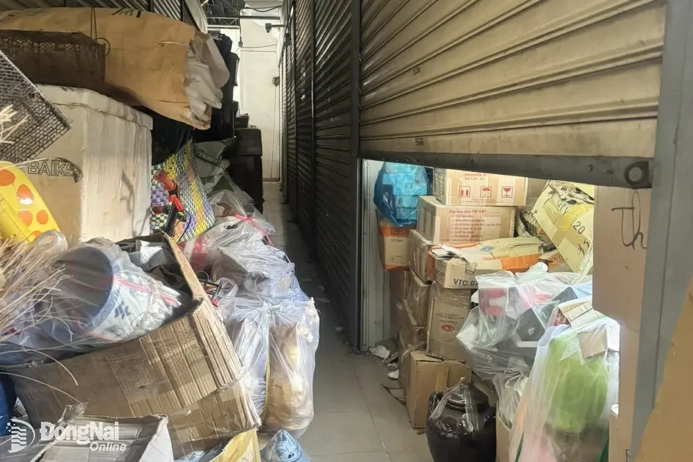 Tình trạng hàng hóa sắp xếp lộn xộn, không đảm bảo an toàn phòng cháy tại một cơ sở kinh doanh gần chợ Biên Hòa. Ảnh: CTV
