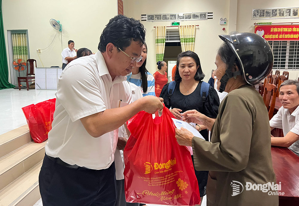 Tổng biên tập Báo Đồng Nai Đào Văn Tuấn tặng quà cho người dân tại xã Phước Ngãi